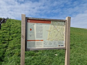 
                            <b>Informatiebord bij Startpunt Hondsbossche Zeewering met wandelroutes en kaart.</b><br>
                                                        <b>ISO:</b> 50 | <b>Sluitertijd:</b> 1/16129 | <b>Diafragma:</b> f/1.8 | <b>Datum:</b> 2025-03-30

                        