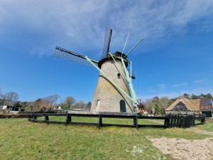 
                            <b>Oude windmolen op een grasveld met blauwe lucht achtergrond.</b><br>
                                                        <b>ISO:</b> 50 | <b>Sluitertijd:</b> 1/2786 | <b>Diafragma:</b> f/2.2 | <b>Datum:</b> 2025-03-30

                        
