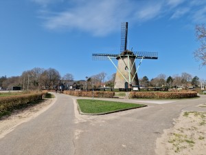 
                            <b>Traditionele Nederlandse windmolen op kruispunt van wandelpaden.</b><br>
                                                        <b>ISO:</b> 50 | <b>Sluitertijd:</b> 1/12658 | <b>Diafragma:</b> f/1.8 | <b>Datum:</b> 2025-03-30

                        