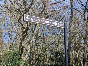 
                            <b>Wegwijzer naar Korenmolen Kijkduin in bosrijke omgeving.</b><br>
                                                        <b>ISO:</b> 50 | <b>Sluitertijd:</b> 1/1126 | <b>Diafragma:</b> f/2.4 | <b>Datum:</b> 2025-03-30

                        