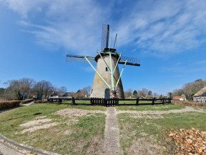
                            <b>Historische windmolen met draaiende wieken op een grasheuvel.</b><br>
                                                        <b>ISO:</b> 50 | <b>Sluitertijd:</b> 1/2519 | <b>Diafragma:</b> f/2.2 | <b>Datum:</b> 2025-03-30

                        