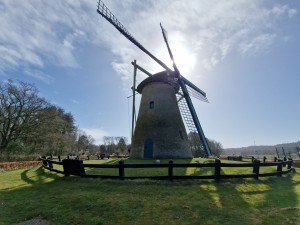 
                            <b>Een historische windmolen met vier wieken op groene grasgrond.</b><br>
                                                        <b>ISO:</b> 50 | <b>Sluitertijd:</b> 1/5051 | <b>Diafragma:</b> f/2.2 | <b>Datum:</b> 2025-03-30

                        