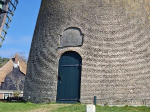
                            <b>Donkere houten deur in bakstenen molenbasis met uitgesneden gevelsteen.</b><br>
                                                        <b>ISO:</b> 50 | <b>Sluitertijd:</b> 1/1838 | <b>Diafragma:</b> f/2.4 | <b>Datum:</b> 2025-03-30

                        