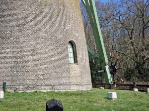 
                            <b>Onderste deel van een windmolen met bakstenen muur en groene wiek.</b><br>
                                                        <b>ISO:</b> 50 | <b>Sluitertijd:</b> 1/2364 | <b>Diafragma:</b> f/2.4 | <b>Datum:</b> 2025-03-30

                        