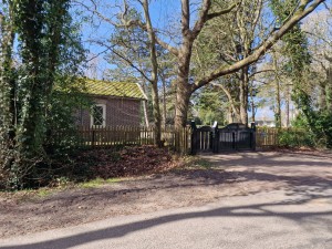 
                            <b>Begraafplaats, omgeven door bomen.</b><br>
                                                        <b>ISO:</b> 50 | <b>Sluitertijd:</b> 1/316 | <b>Diafragma:</b> f/1.8 | <b>Datum:</b> 2025-03-30

                        