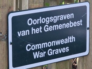 
                            <b>Begraafplaats, Bordje voor Commonwealth Oorlogsgraven in zwart en wit.</b><br>
                                                        <b>ISO:</b> 50 | <b>Sluitertijd:</b> 1/173 | <b>Diafragma:</b> f/2.4 | <b>Datum:</b> 2025-03-30

                        