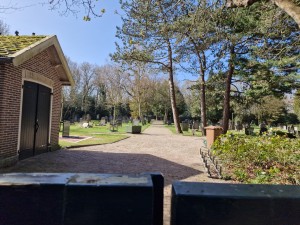 
                            <b>Begraafplaats met paden, diverse grafstenen en omringende bomen.</b><br>
                                                        <b>ISO:</b> 50 | <b>Sluitertijd:</b> 1/546 | <b>Diafragma:</b> f/1.8 | <b>Datum:</b> 2025-03-30

                        