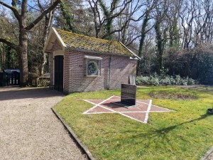 
                            <b>Begraafplaats, met een klein bakstenen gebouwtje.</b><br>
                                                        <b>ISO:</b> 50 | <b>Sluitertijd:</b> 1/5376 | <b>Diafragma:</b> f/1.8 | <b>Datum:</b> 2025-03-30

                        