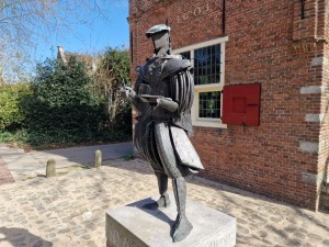 
                            <b>Standbeeld van een historische figuur in klassieke kledij met boek.</b><br>
                                                        <b>ISO:</b> 50 | <b>Sluitertijd:</b> 1/4032 | <b>Diafragma:</b> f/1.8 | <b>Datum:</b> 2025-03-30

                        