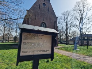 
                            <b>Informatiebord bij de hervormde kerk met stenen sculptuur op grasveld.</b><br>
                                                        <b>ISO:</b> 50 | <b>Sluitertijd:</b> 1/10638 | <b>Diafragma:</b> f/1.8 | <b>Datum:</b> 2025-03-30

                        