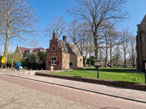 
                            <b>Klein bakstenen huis met trapgevel naast de hervormde kerk van Schoorl.</b><br>
                                                        <b>ISO:</b> 50 | <b>Sluitertijd:</b> 1/6757 | <b>Diafragma:</b> f/1.8 | <b>Datum:</b> 2025-03-30

                        