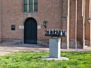 
                            <b>Beeldhouwwerk van schapen op sokkel voor de hervormde kerk van Schoorl</b><br>
                                                        <b>ISO:</b> 50 | <b>Sluitertijd:</b> 1/453 | <b>Diafragma:</b> f/2.4 | <b>Datum:</b> 2025-03-30

                        