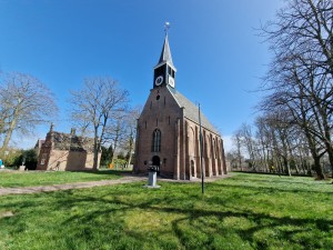 
                            <b>Historische hervormde kerk van Schoorl met torenspits, omgeven door gras en bomen.</b><br>
                                                        <b>ISO:</b> 50 | <b>Sluitertijd:</b> 1/1486 | <b>Diafragma:</b> f/2.2 | <b>Datum:</b> 2025-03-30

                        