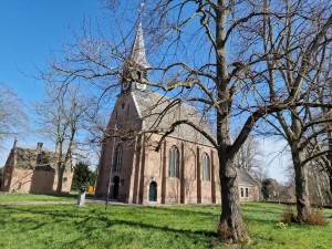 
                            <b>Hervormde kerk met torenspits, omringd door kale bomen.</b><br>
                                                        <b>ISO:</b> 50 | <b>Sluitertijd:</b> 1/6289 | <b>Diafragma:</b> f/1.8 | <b>Datum:</b> 2025-03-30

                        