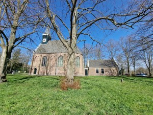 
                            <b>Historische hervormde kerk van Schoorl met torentje, omgeven door bomen en grasveld.</b><br>
                                                        <b>ISO:</b> 50 | <b>Sluitertijd:</b> 1/1776 | <b>Diafragma:</b> f/2.2 | <b>Datum:</b> 2025-03-30

                        