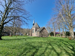 
                            <b>Historische hervormde kerk omringd door gras, bomen en oude huizen.</b><br>
                                                        <b>ISO:</b> 50 | <b>Sluitertijd:</b> 1/1529 | <b>Diafragma:</b> f/2.2 | <b>Datum:</b> 2025-03-30

                        