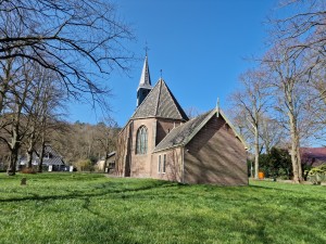 
                            <b>Historische kerk met hoge torenspits, omringd door gras en bomen.</b><br>
                                                        <b>ISO:</b> 50 | <b>Sluitertijd:</b> 1/7692 | <b>Diafragma:</b> f/1.8 | <b>Datum:</b> 2025-03-30

                        