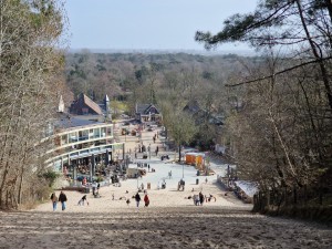 
                            <b>Druk strand met dijk, mensen wandelen en zitten bij winkels.</b><br>
                                                        <b>ISO:</b> 50 | <b>Sluitertijd:</b> 1/2066 | <b>Diafragma:</b> f/2.4 | <b>Datum:</b> 2025-03-30

                        