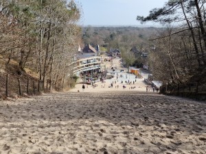 
                            <b>Zandduin met mensen die beneden bij een gebouw samenkomen.</b><br>
                                                        <b>ISO:</b> 50 | <b>Sluitertijd:</b> 1/845 | <b>Diafragma:</b> f/1.8 | <b>Datum:</b> 2025-03-30

                        