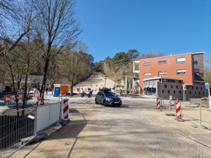 
                            <b>Steile zandheuvel met mensen, auto op de voorgrond dichtbij gebouwen.</b><br>
                                                        <b>ISO:</b> 50 | <b>Sluitertijd:</b> 1/8333 | <b>Diafragma:</b> f/1.8 | <b>Datum:</b> 2025-03-30

                        