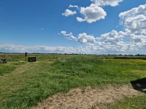 
                            <b>Uitgestrekt groen veld met een houten hek en een bankje.</b><br>
                                                        <b>ISO:</b> 50 | <b>Sluitertijd:</b> 1/18519 | <b>Diafragma:</b> f/1.8 | <b>Datum:</b> 2025-05-18

                        