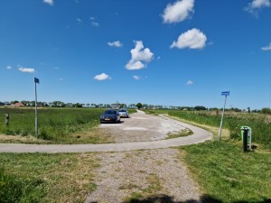
                            <b>Drie auto's geparkeerd langs een smal pad met natuur eromheen.</b><br>
                                                        <b>ISO:</b> 50 | <b>Sluitertijd:</b> 1/15625 | <b>Diafragma:</b> f/1.8 | <b>Datum:</b> 2025-05-18

                        