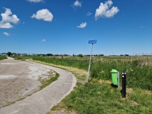
                            <b>Fietspad naast groene vuilnisbak en witte wegwijzer in grasland.</b><br>
                                                        <b>ISO:</b> 50 | <b>Sluitertijd:</b> 1/16949 | <b>Diafragma:</b> f/1.8 | <b>Datum:</b> 2025-05-18

                        