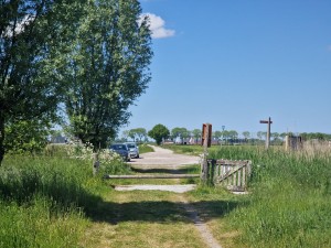 
                            <b>Toegangspad met slagboom en parkeerplaats, omgeven door groene natuur.</b><br>
                                                        <b>ISO:</b> 50 | <b>Sluitertijd:</b> 1/3300 | <b>Diafragma:</b> f/2.4 | <b>Datum:</b> 2025-05-18

                        