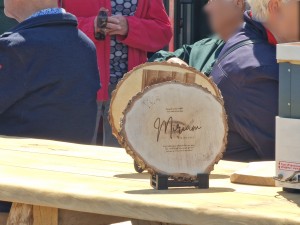 
                            <b>Voorbeeld herdenkingsbordje met gegraveerde tekst, gepresenteerd op tafel naast toeschouwers.</b><br>
                                                        <b>ISO:</b> 50 | <b>Sluitertijd:</b> 1/253 | <b>Diafragma:</b> f/4.9 | <b>Datum:</b> 2025-05-17

                        