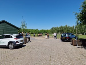 
                            <b>Groep mensen verzameld bij open dag voor de opening van het natuurbegraafplaats.</b><br>
                                                        <b>ISO:</b> 50 | <b>Sluitertijd:</b> 1/15625 | <b>Diafragma:</b> f/1.8 | <b>Datum:</b> 2025-05-17

                        