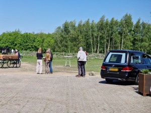 
                            <b>Groep mensen verzameld bij open dag voor de opening van het natuurbegraafplaats.</b><br>
                                                        <b>ISO:</b> 50 | <b>Sluitertijd:</b> 1/2809 | <b>Diafragma:</b> f/2.4 | <b>Datum:</b> 2025-05-17

                        