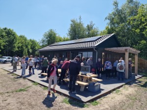 
                            <b>Groep mensen verzameld bij open dag voor de opening van het natuurbegraafplaats.</b><br>
                                                        <b>ISO:</b> 50 | <b>Sluitertijd:</b> 1/9901 | <b>Diafragma:</b> f/1.8 | <b>Datum:</b> 2025-05-17

                        