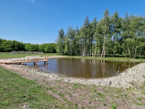 
                            <b>Water met steiger, omringd door groene bomen en gras.</b><br>
                                                        <b>ISO:</b> 50 | <b>Sluitertijd:</b> 1/10204 | <b>Diafragma:</b> f/1.8 | <b>Datum:</b> 2025-05-17

                        