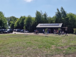 
                            <b>Groep mensen verzameld bij open dag voor de opening van het natuurbegraafplaats.</b><br>
                                                        <b>ISO:</b> 50 | <b>Sluitertijd:</b> 1/2083 | <b>Diafragma:</b> f/1.8 | <b>Datum:</b> 2025-05-17

                        