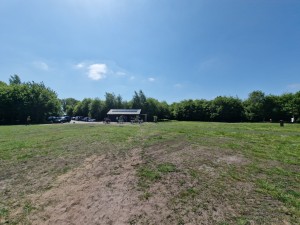 
                            <b>Groep mensen verzameld bij open dag voor de opening van het natuurbegraafplaats.</b><br>
                                                        <b>ISO:</b> 50 | <b>Sluitertijd:</b> 1/4329 | <b>Diafragma:</b> f/2.2 | <b>Datum:</b> 2025-05-17

                        