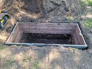 
                            <b>Grote, rechthoekige mal voor een uitvaartkist ingegraven in de aarde met open bovenzijde.</b><br>
                                                        <b>ISO:</b> 50 | <b>Sluitertijd:</b> 1/180 | <b>Diafragma:</b> f/1.8 | <b>Datum:</b> 2025-05-17

                        