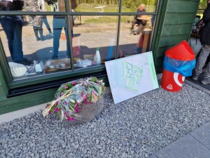 
                            <b>Bloemenkrans en kaart bij groen gebouw.</b><br>
                                                        <b>ISO:</b> 50 | <b>Sluitertijd:</b> 1/927 | <b>Diafragma:</b> f/1.8 | <b>Datum:</b> 2025-05-17

                        