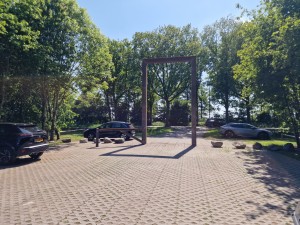 
                            <b>Grote poort van natuurbegraafplaats Roegwold met geparkeerde auto's eromheen.</b><br>
                                                        <b>ISO:</b> 50 | <b>Sluitertijd:</b> 1/8772 | <b>Diafragma:</b> f/1.8 | <b>Datum:</b> 2025-05-17

                        
