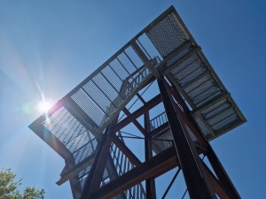 
                            <b>Uitkijktoren met trappen en platform, tegen blauwe lucht.</b><br>
                                                        <b>ISO:</b> 50 | <b>Sluitertijd:</b> 1/2928 | <b>Diafragma:</b> f/1.8 | <b>Datum:</b> 2025-05-17

                        