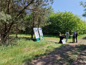 
                            <b>Drie mensen staan bij een statafel met informatieborden in het gras.</b><br>
                                                        <b>ISO:</b> 50 | <b>Sluitertijd:</b> 1/664 | <b>Diafragma:</b> f/1.8 | <b>Datum:</b> 2025-05-17

                        