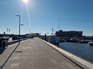 
                            <b>Jachthaven met aanlegsteiger en meerdere aangemeerde boten onder een heldere hemel.</b><br>
                                                        <b>ISO:</b> 50 | <b>Sluitertijd:</b> 1/3544 | <b>Diafragma:</b> f/1.8 | <b>Datum:</b> 2025-05-08

                        