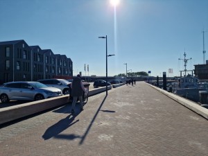 
                            <b>Mensen wandelen op een pier met langs geparkeerde auto's en gebouwen.</b><br>
                                                        <b>ISO:</b> 50 | <b>Sluitertijd:</b> 1/3432 | <b>Diafragma:</b> f/1.8 | <b>Datum:</b> 2025-05-08

                        