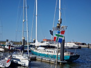 
                            <b>Verschillende zeilboten aangemeerd in een haven met een Groningse vlag op de voorgrond.</b><br>
                                                        <b>ISO:</b> 50 | <b>Sluitertijd:</b> 1/5076 | <b>Diafragma:</b> f/2.4 | <b>Datum:</b> 2025-05-08

                        