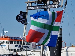 
                            <b>Vlaggen wapperen aan mast met piratenthema en schepen op de achtergrond.</b><br>
                                                        <b>ISO:</b> 50 | <b>Sluitertijd:</b> 1/5405 | <b>Diafragma:</b> f/2.4 | <b>Datum:</b> 2025-05-08

                        