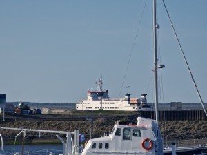 
                            <b>Veerboot vaart uit, met enkele aangemeerde boten op de voorgrond.</b><br>
                                                        <b>ISO:</b> 50 | <b>Sluitertijd:</b> 1/932 | <b>Diafragma:</b> f/4.9 | <b>Datum:</b> 2025-05-08

                        