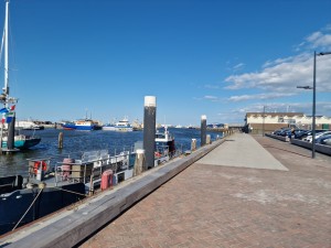 
                            <b>Haven met boten en aangemeerde schepen langs een kade met parkeerplaats.</b><br>
                                                        <b>ISO:</b> 50 | <b>Sluitertijd:</b> 1/15873 | <b>Diafragma:</b> f/1.8 | <b>Datum:</b> 2025-05-08

                        