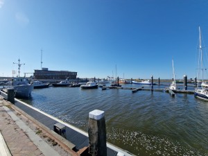 
                            <b>Verschillende boten aangemeerd in een haven met heldere blauwe lucht.</b><br>
                                                        <b>ISO:</b> 50 | <b>Sluitertijd:</b> 1/3058 | <b>Diafragma:</b> f/2.2 | <b>Datum:</b> 2025-05-08

                        