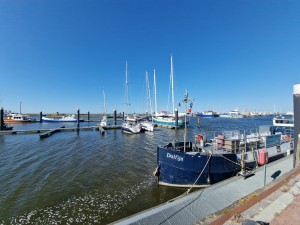 
                            <b>Verschillende boten aangemeerd in een haven met blauwe lucht erboven.</b><br>
                                                        <b>ISO:</b> 50 | <b>Sluitertijd:</b> 1/2525 | <b>Diafragma:</b> f/2.2 | <b>Datum:</b> 2025-05-08

                        