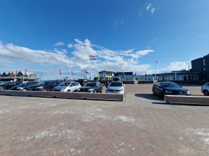 
                            <b>Parkeerplaats bij winkelgebied met auto's en Nederlandse vlaggen zichtbaar.</b><br>
                                                        <b>ISO:</b> 50 | <b>Sluitertijd:</b> 1/2976 | <b>Diafragma:</b> f/2.2 | <b>Datum:</b> 2025-05-08

                        