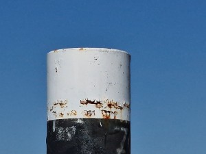 
                            <b>Witte paal met roestplekken tegen een helderblauwe lucht.</b><br>
                                                        <b>ISO:</b> 50 | <b>Sluitertijd:</b> 1/8264 | <b>Diafragma:</b> f/2.4 | <b>Datum:</b> 2025-05-08

                        
